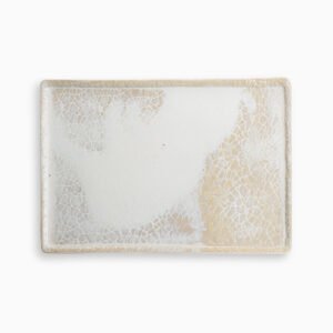 Bandeja de cerámica artesanal en gres beige con textura de encaje