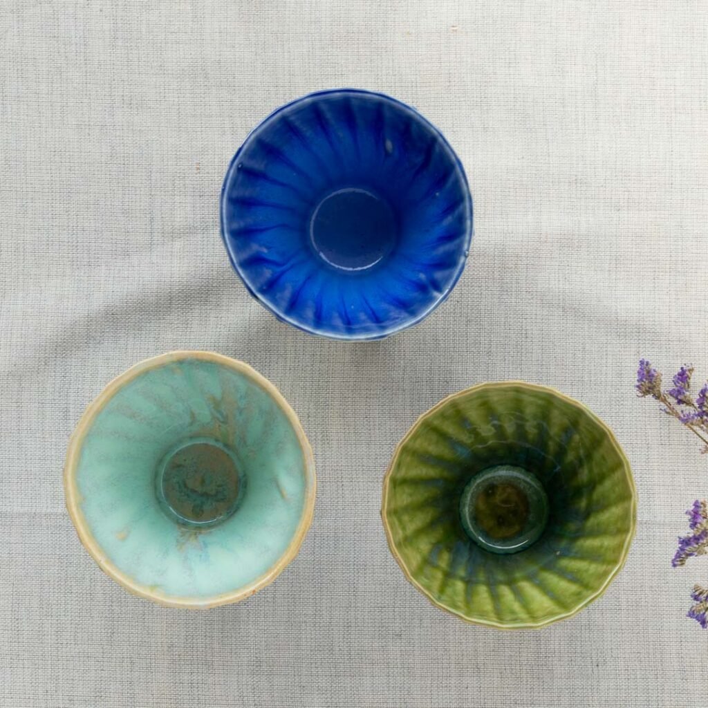 Cuencos para té de gres con relieve estriado en colores variados (vista superior)