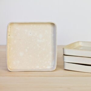 Plato de tarta cuadrado en gres esmaltado beige